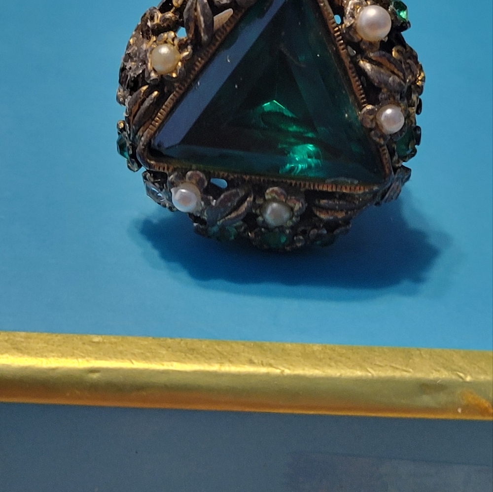 Elegant Vintang Green Statement Ring - image 5